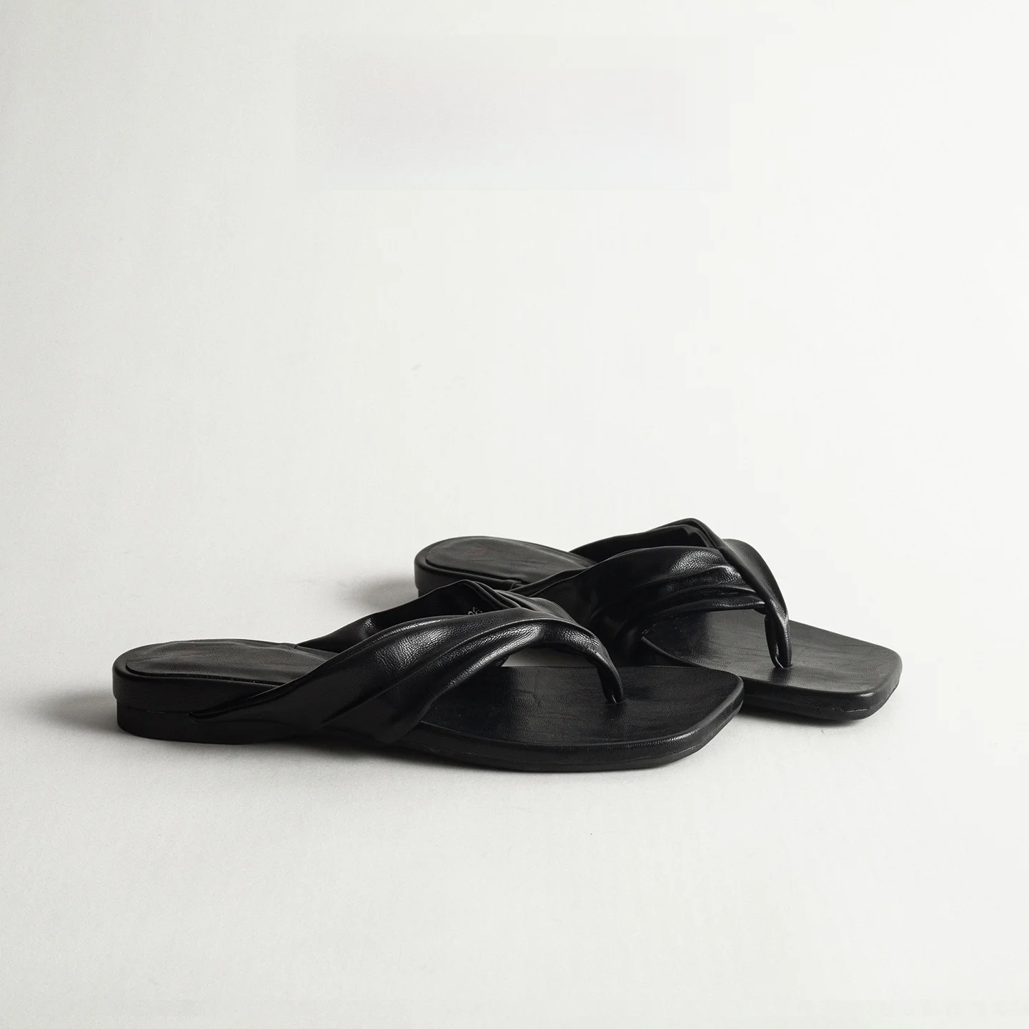 

Genuine Leather Thong Slippers Women's Outdoor Beachwear Match Skirts Beautiful Flat Bottomed Sandals Coastal Slippers