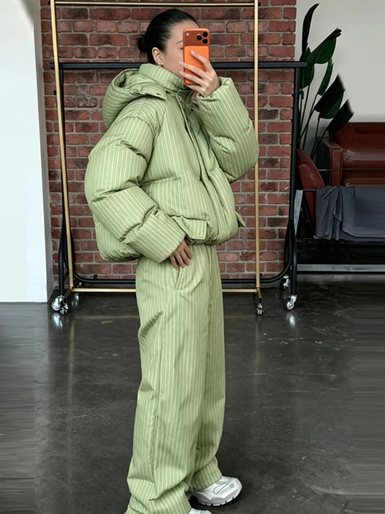 Conjunto Feminino de Duas Peças com Capuz e Listras: Jaqueta Cropped Oversized e Calça Baggy – Moda Diária para o Ar Livre