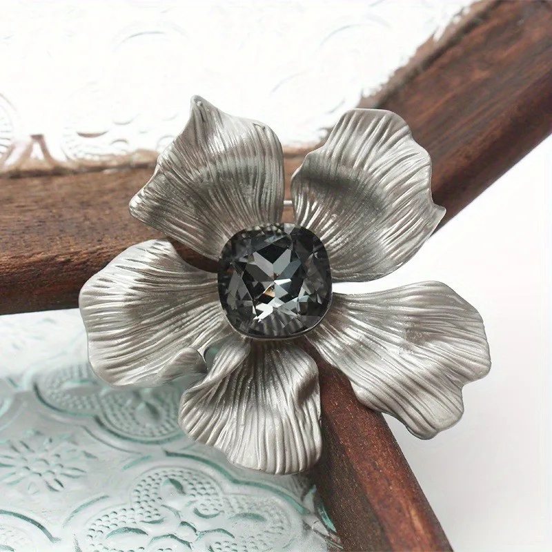 Women High-end Flower Brooch Feminine Exquisite Crystal Pin Suit Accessory