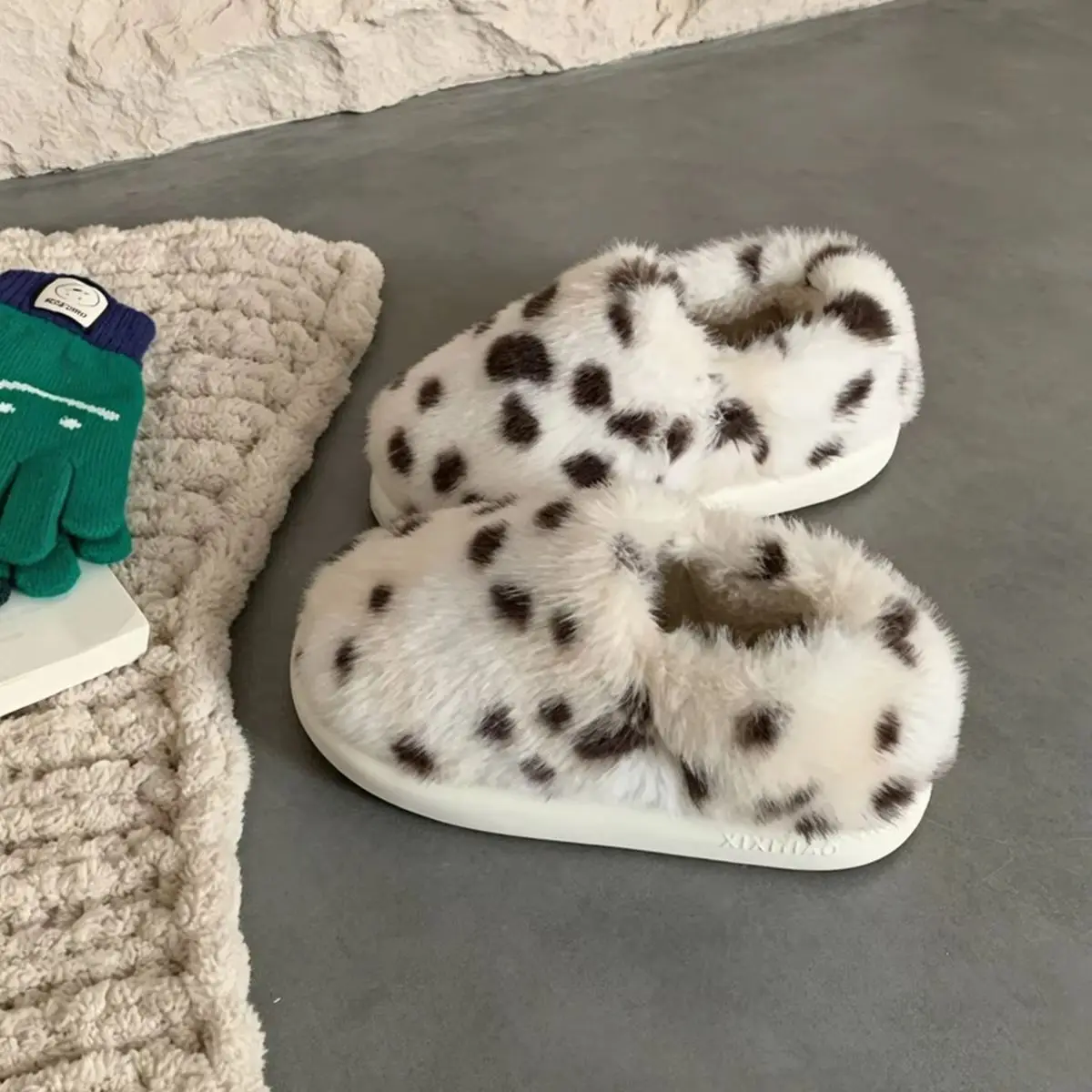Women's Leopard-Print Fuzzy Slippers Warm Non-Slip Stylish Soft Cotton House Slippers.