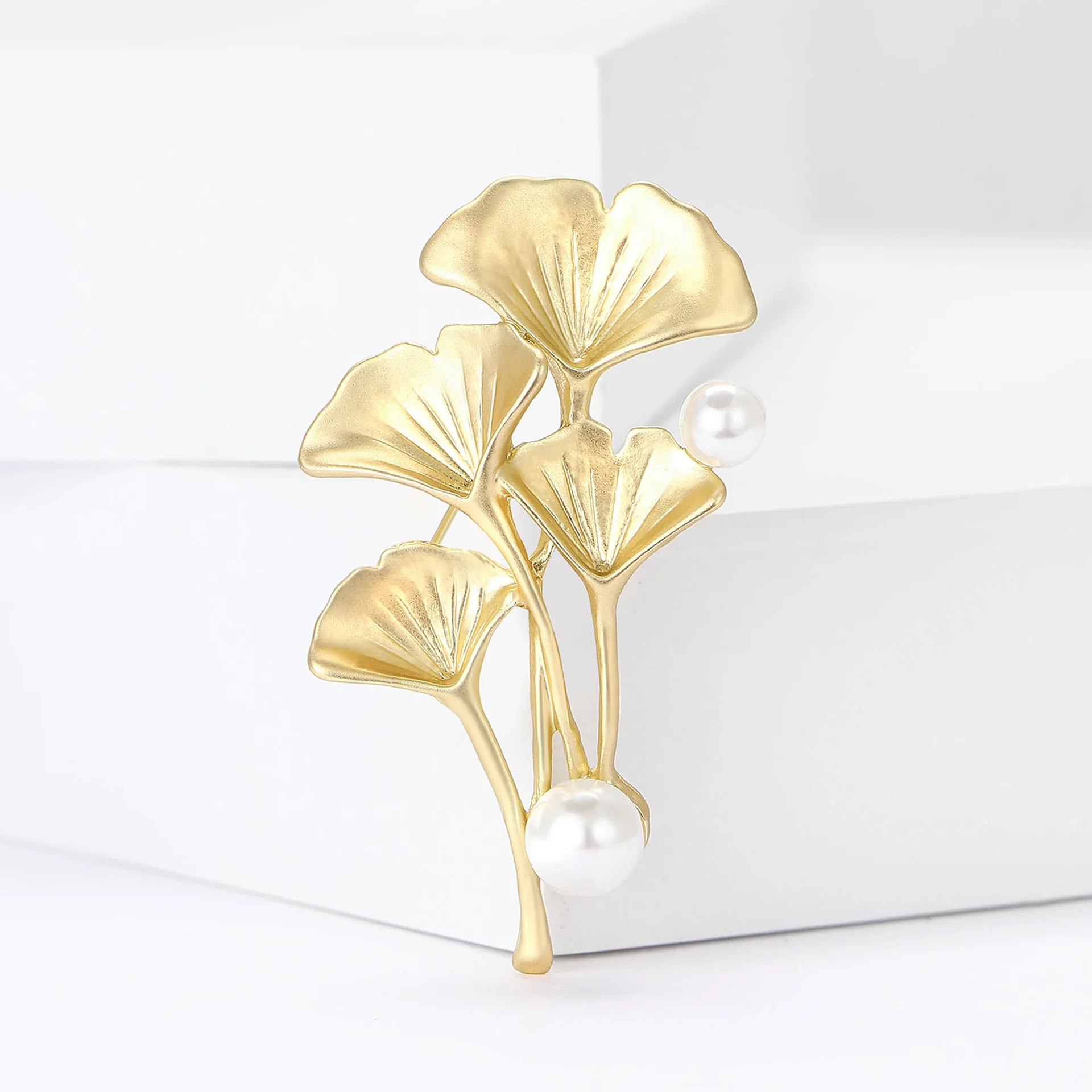 Creative Gold Flowers Gingko Leaf Brooch Women's Elegant vintage Sweater Dress Jewelry Corsage Banquet Accessories