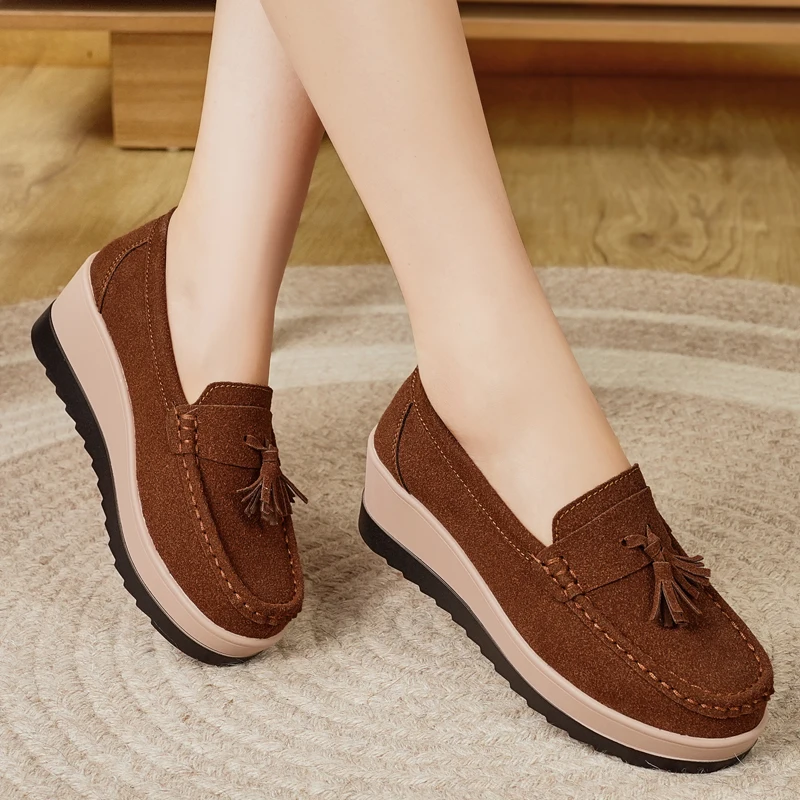 

Женские замшевые лоферы на танкетке с кисточками - повседневные нескользящие туфли без застежек для прогулок