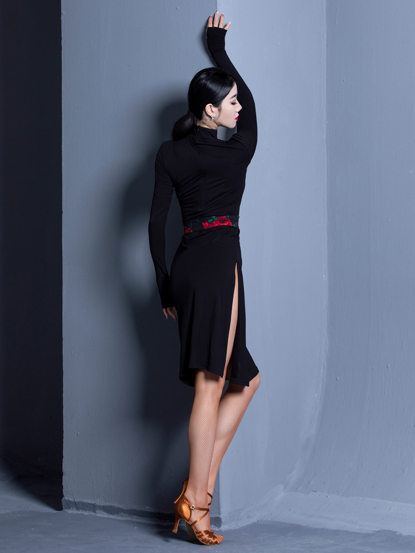 فستان رقص لاتيني للنساء البالغات برقبة واقفة شيونغسام مع تصميم فتحة جانبية فستان تشاتشا رومبا اللاتينية