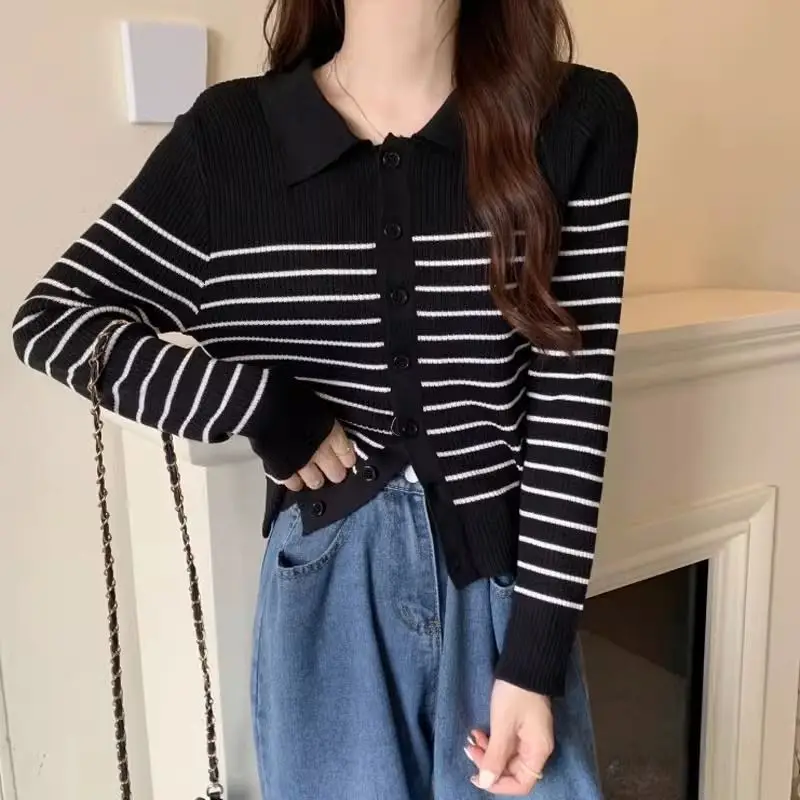 Damski kardigan z dzianiny w stylu retro w paski, łączony, zapinany na guziki, z długim rękawem i kołnierzykiem polo.