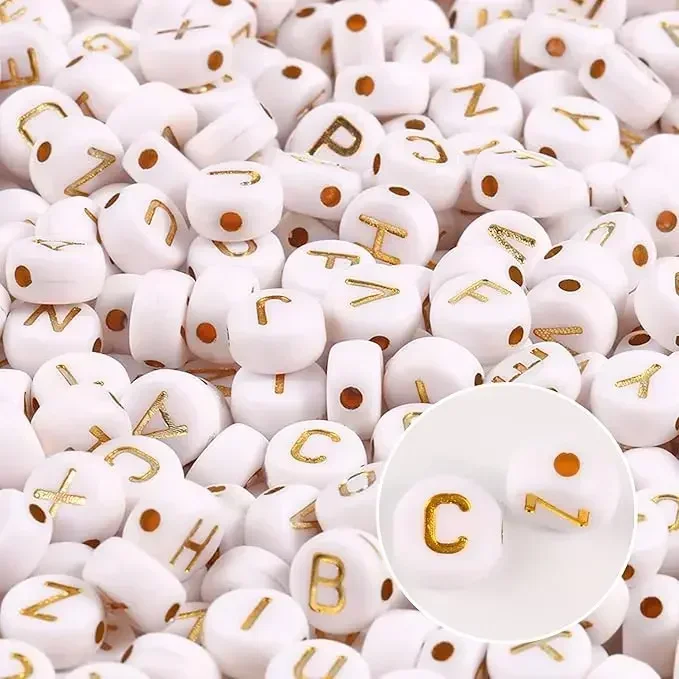 

Акриловые белые бусины с буквами от A до Z, 26 штук, круглые плоские бусины золотого цвета с отверстиями для создания украшений, браслетов и аксессуаров своими руками.