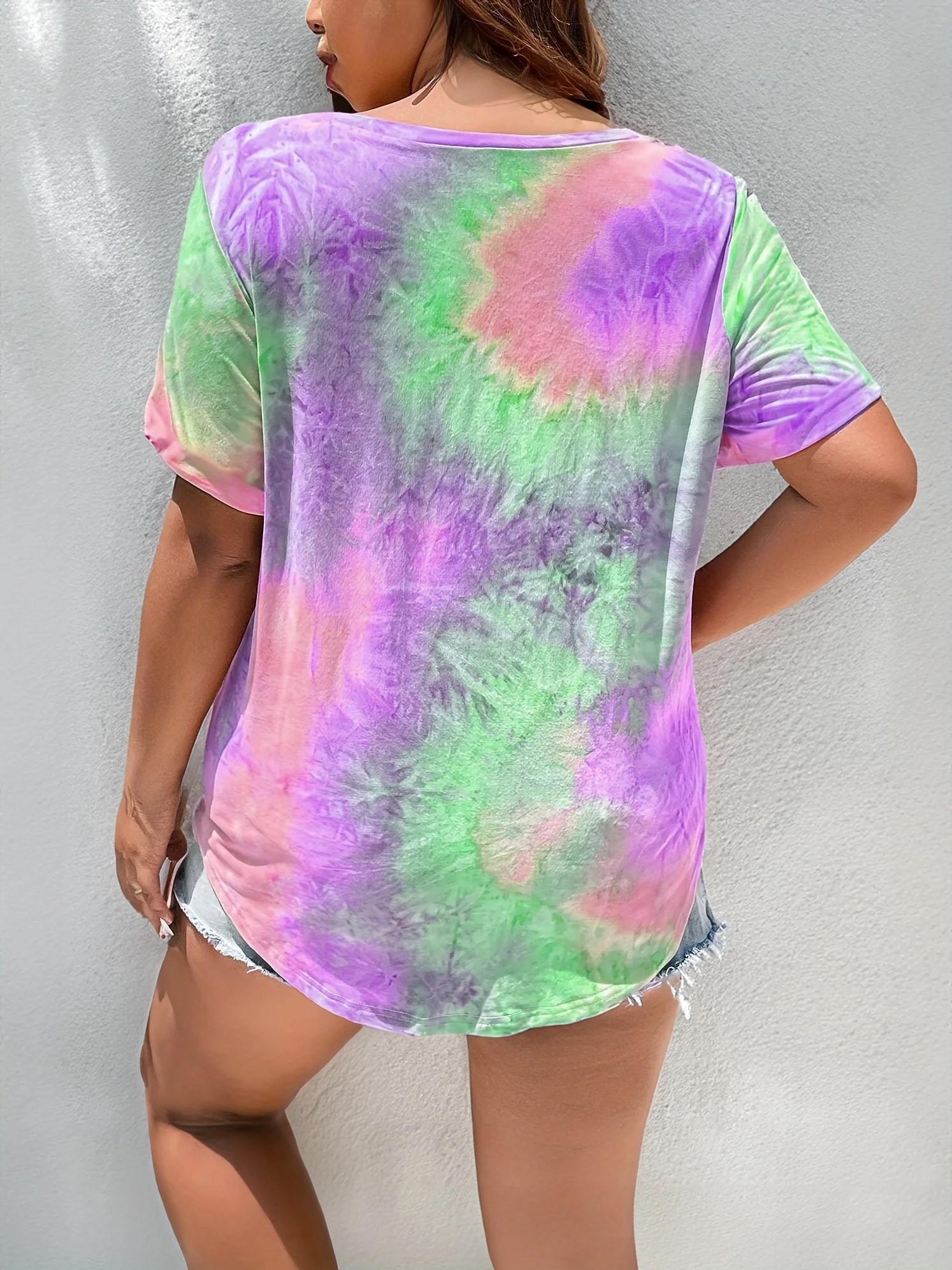 Modna damska koszulka typu tie-dye z dekoltem w kształcie litery V, krótkimi rękawami i przednią kieszenią do codziennego noszenia na lato — zdjęcie 3