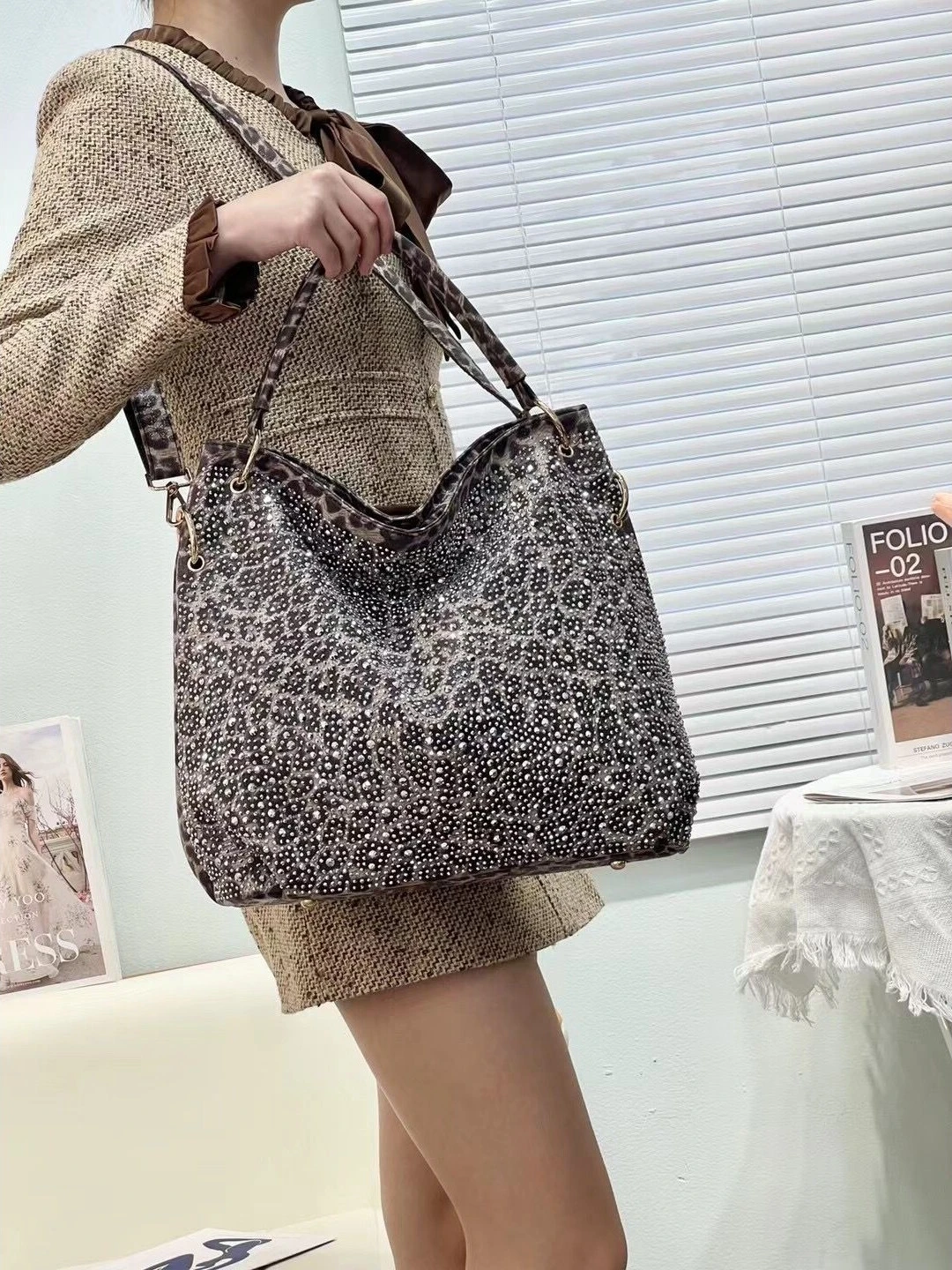 New 2024 Large Capacity Casual Tote Bag Women's Leopard Print Underarm Bag Luxury Sensation Diamond Embellished Shoulder Bag
