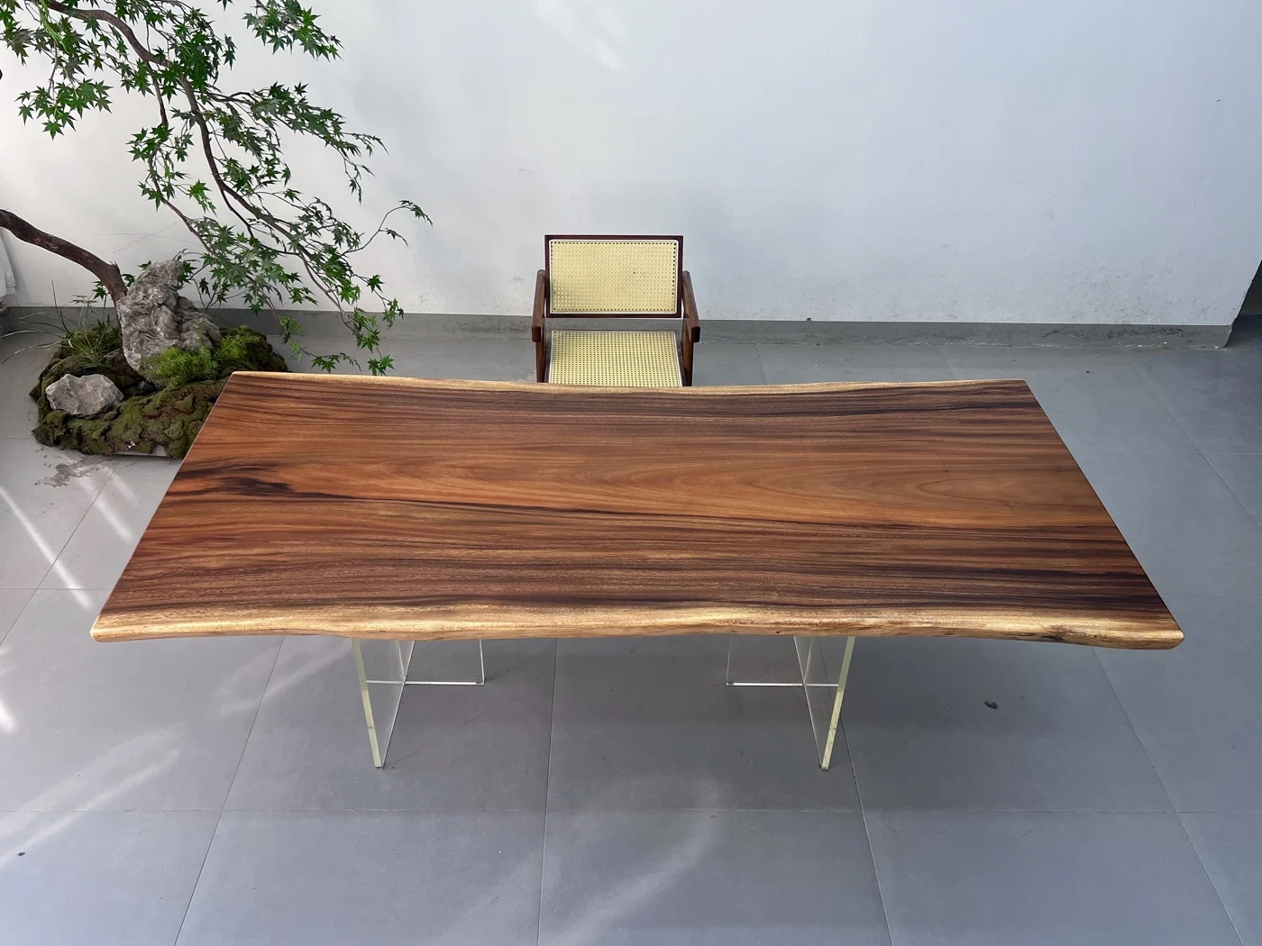 Office Furniture Useful Life - La tavola in noce per uso