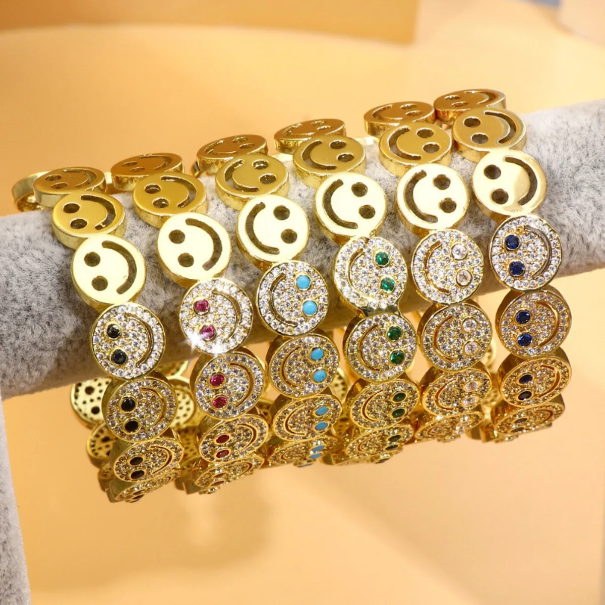 2025 New Simple Smile Smiley Bracelet Copper Gold Plated Cubic Zirconia Round Smile Cuff Bracelet Women's Classic Party Gift