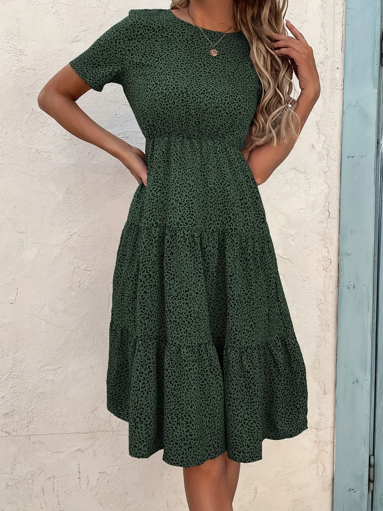 Vestido feminino chique verde oliva com estampa de leopardo, gola redonda, manga curta, cintura smockada, saia em camadas, retrô, casual, roupa diária