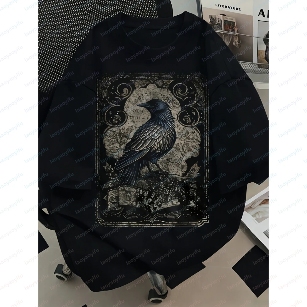 

Gothic Graphic Crow T-shirt Made of Cotton Men's Dark Witch T-shirt with Detailed Crow Design Ideal for Gothic or Mystic Fashion