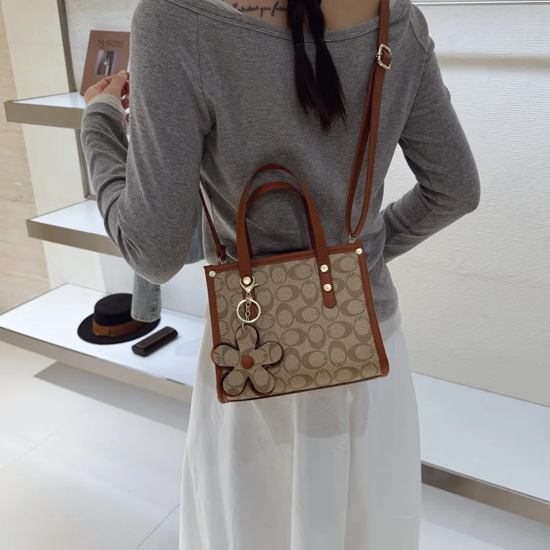 

New Printed Tote Bag for Women, Large-capacity Messenger Bag, Trendy Shoulder Handbag, Fashionable and Popular.