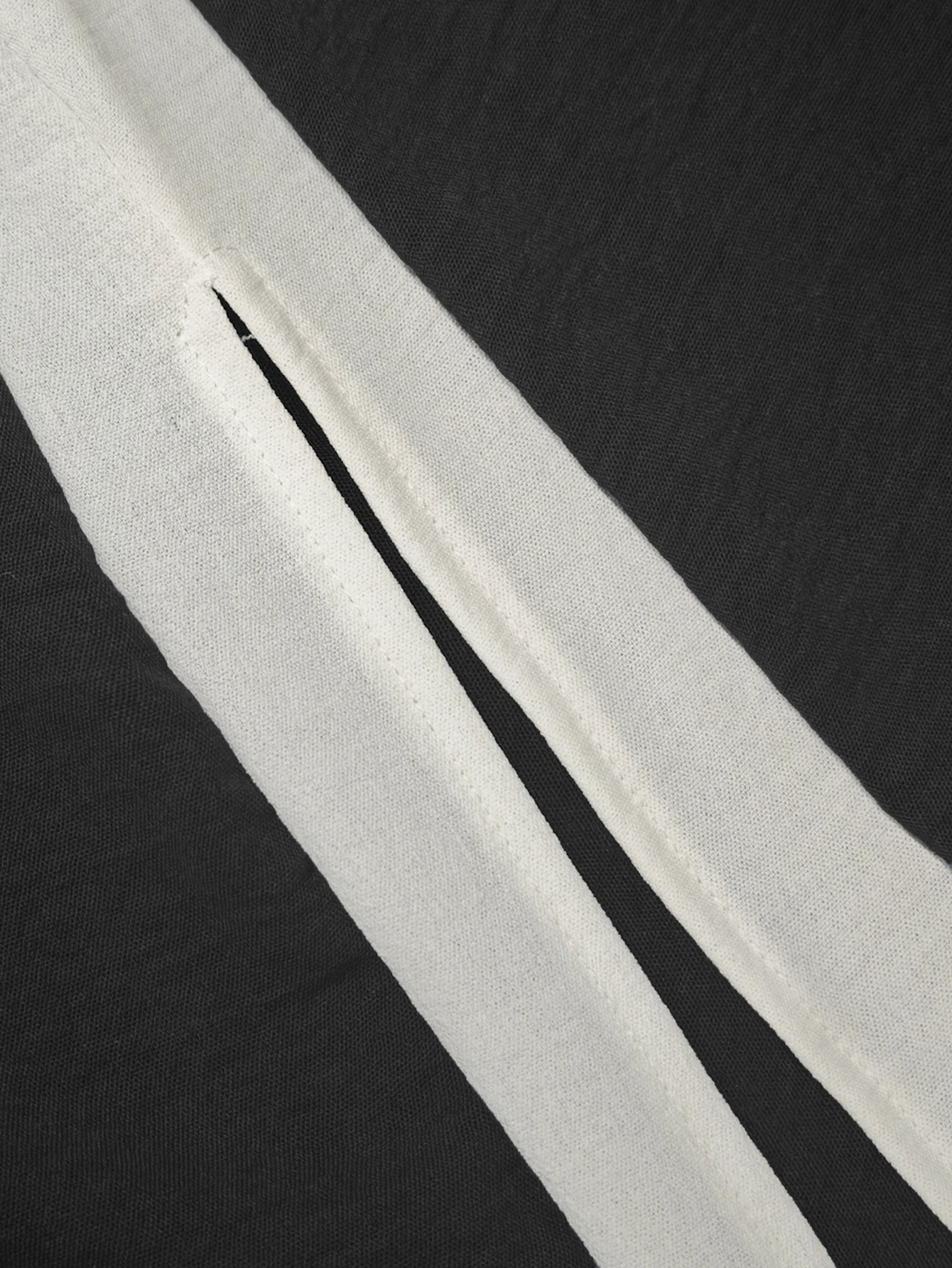 Vestido maxi com recorte halter preto e branco – vestido dividido sem mangas com acabamento contrastante para férias de verão