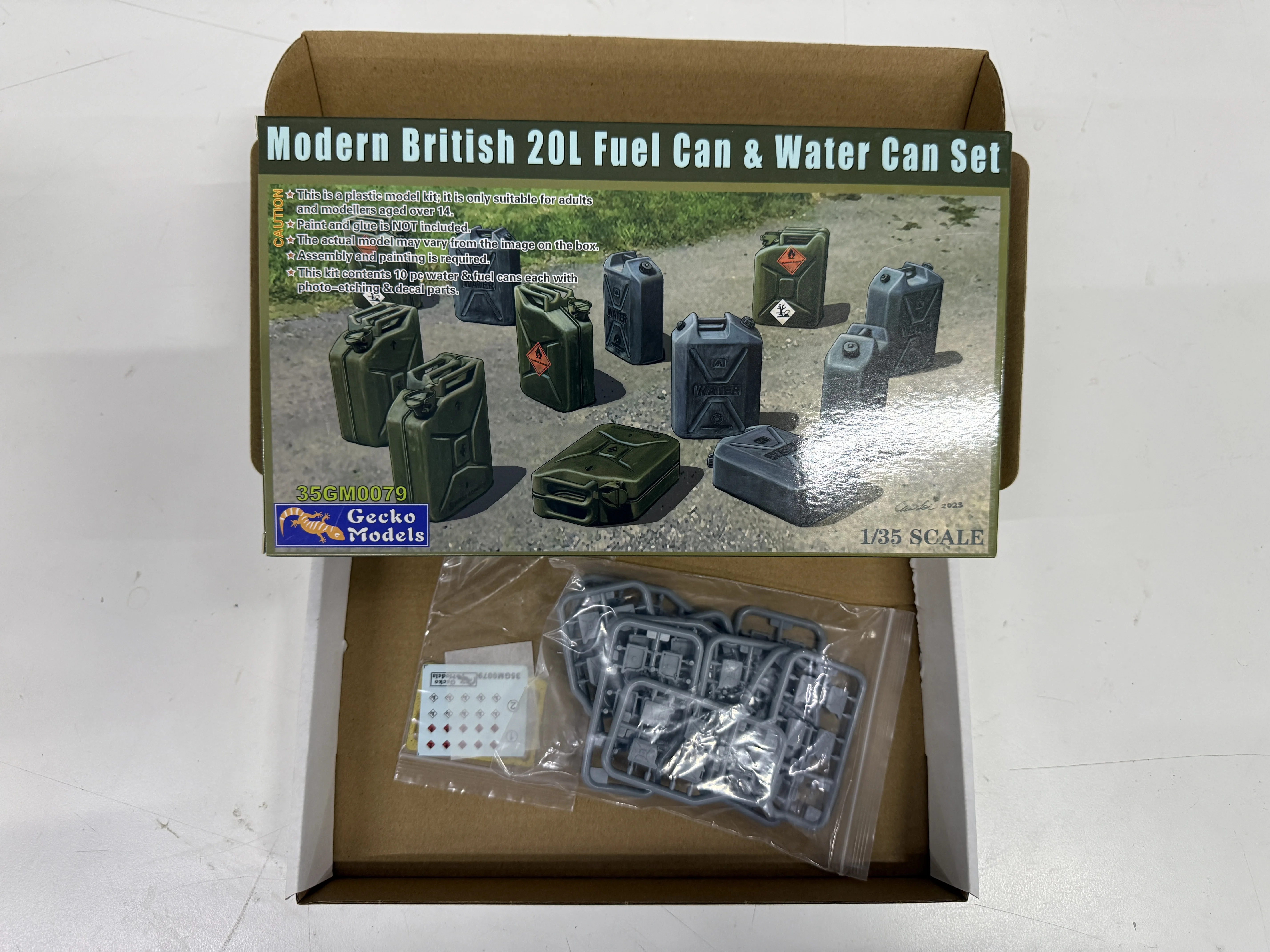 

Gecko model a1/35 35GM0079 British current oil drum set model building kits,for birthday toys, collectible gifts