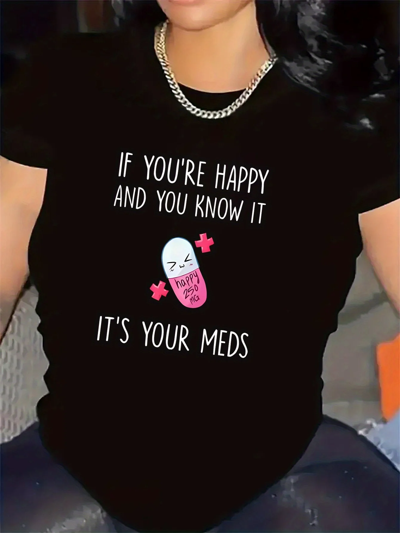 เสื้อยืดลายสนุกๆ สำหรับผู้หญิง “ถ้าคุณมีความสุข นั่นคือยาของคุณ” - เสื้อยืดคอกลมสีดำและสีขาว - เสื้อโพลีเอสเตอร์เนื้อนุ่ม