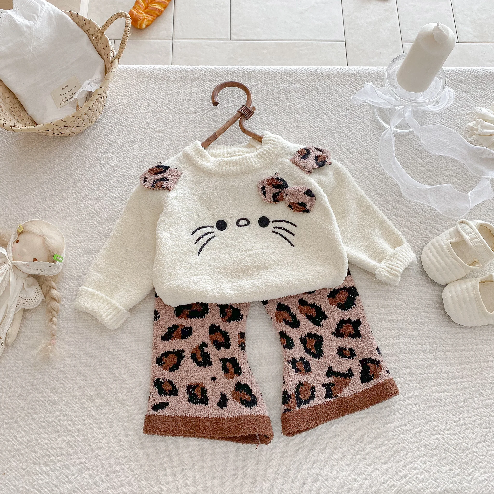 Trendiges, weiches Strickpullover-Set im koreanischen Stil für Mädchen, Baby-Hose mit Leopardenmuster und ausgestelltem Bein, modisches zweiteiliges Outfit. – Detail 3