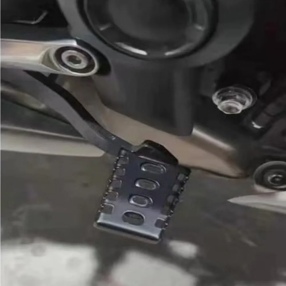 For Trident 660/Tiger 660 modification accessories: enlarged pedal base, widened brake pedal Firmly fix foot pegs