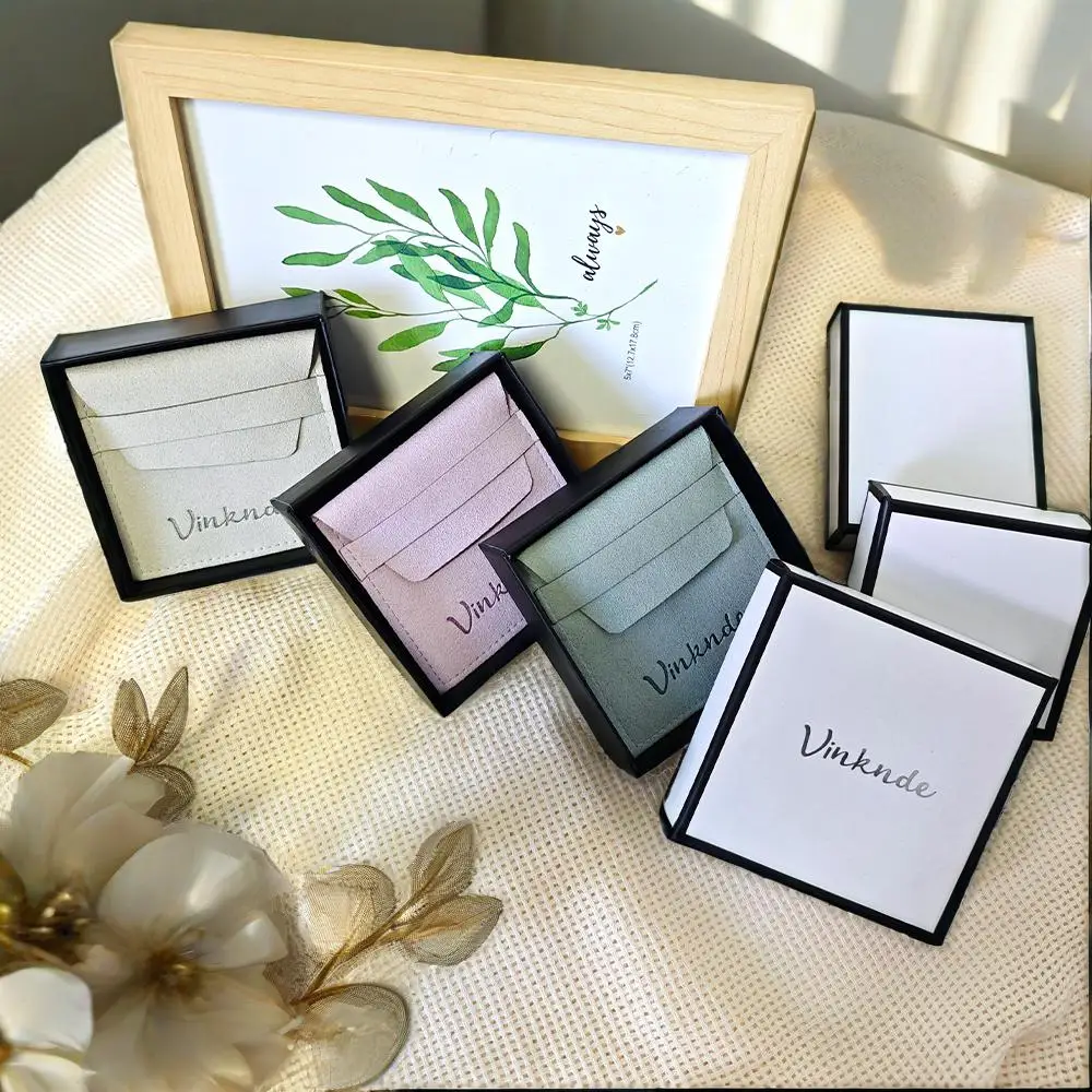 

Custom Logo 9*9*3cm Cardboard Necklace Package Box with Lid Suede Microfiber Envelope Pouch Set for Jewelry Earring Ring Storage