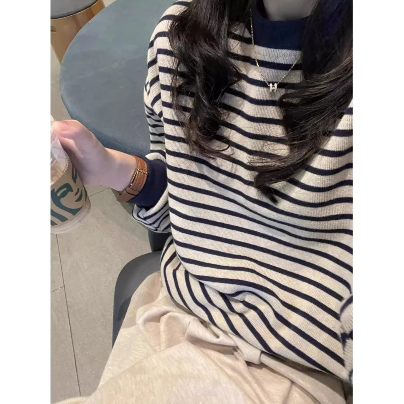 เสื้อสเวตเตอร์ลายทางสีกรมท่าสไตล์เรโทรสำหรับผู้หญิง ดีไซน์หลวมๆ ผ้ากำมะหยี่ เหมาะสำหรับฤดูใบไม้ร่วงและฤดูหนาว