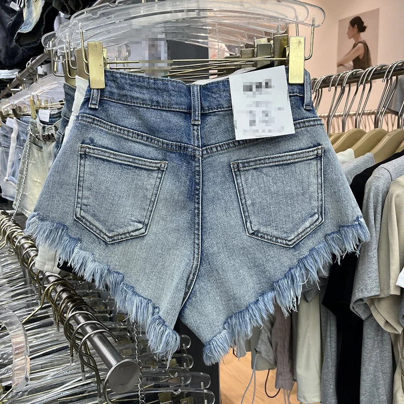 Short en denim taille haute avec lettres biscuits pour femme, ourlet effiloché à la mode, jambe large, pantalon chaud, jean court femme, été 2024