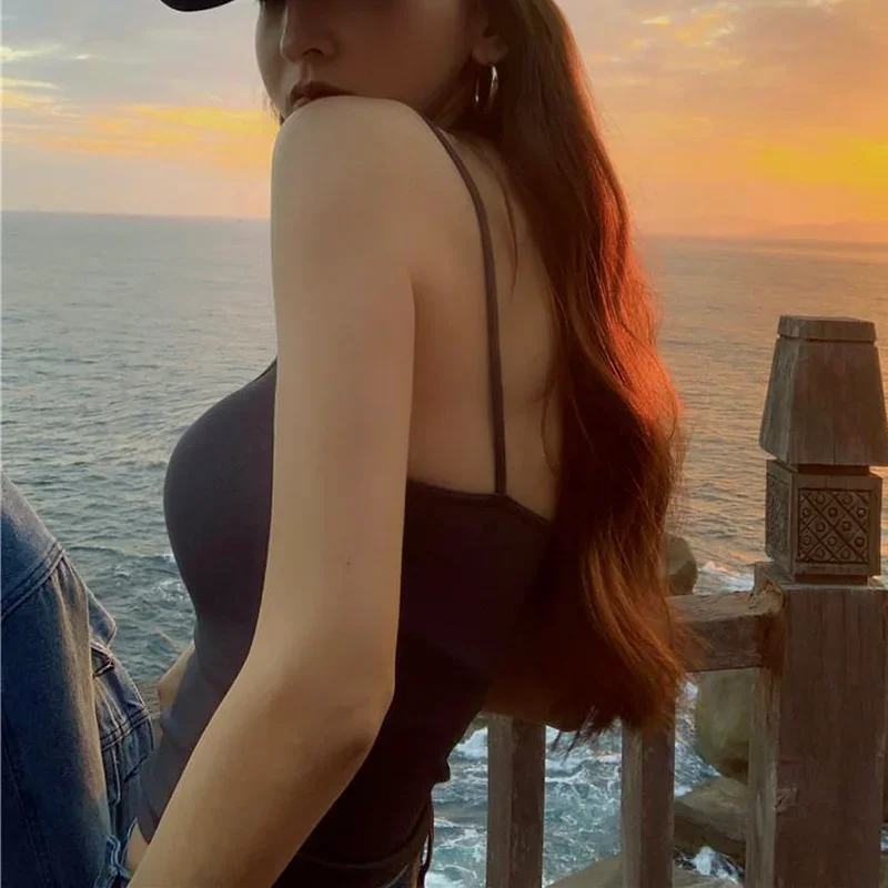 เสื้อสายเดี่ยวผู้หญิง เซ็กซี่ เรียบง่าย สไตล์ลำลอง ทรงเข้ารูป สำหรับฤดูร้อน สไตล์เกาหลี รุ่นใหม่ ขายดี แมทช์ได้กับทุกชุด เสื้อผู้หญิงเรียบง่าย สไตล์ชายหาด