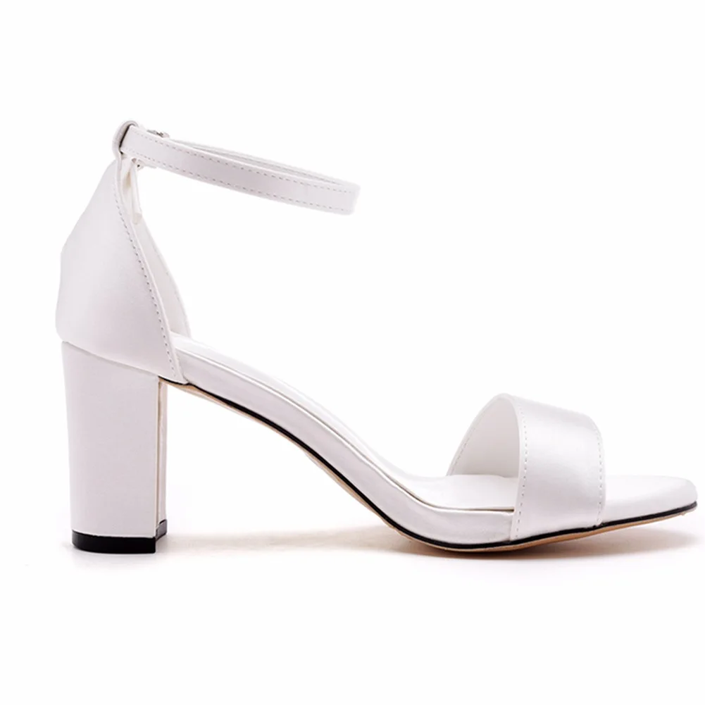 

Босоножки на толстом каблуке 8 см с неглубоким горлышком и прямым ремешком, босоножки с круглым носком, босоножки из бежевой шелковой ткани для свадебного платья