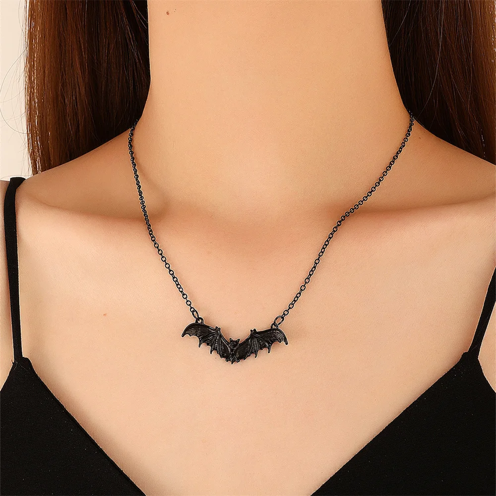 Retro Bat Necklace for Men and Women Halloween Fashion Punk Hip Hop Monster Wings Pendant Chain Party Jewelry Accessories Gifts