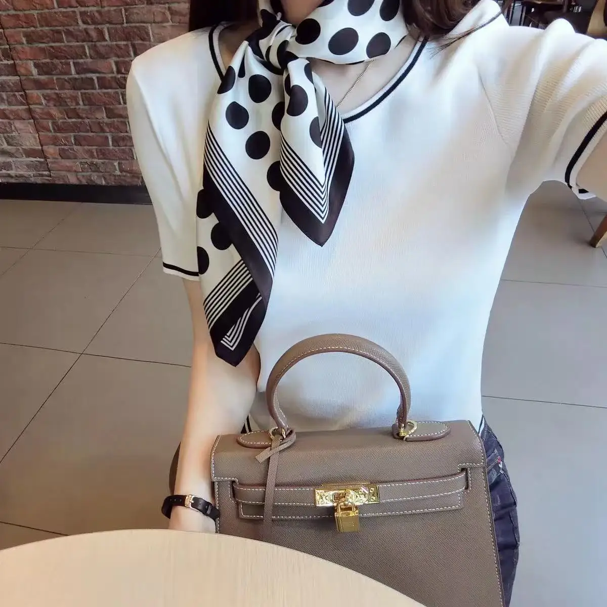 

1pc Vintage And Fashionable Leopard Print Animal Print Satin Square Scarf Headband Bandana, Versatile Women's Silk Imitation Scarf Shawl For Tourism, Vacation, Leisure, And Leisure,Head Scarf, Daily Commuting Small Collar, Fashionable Handbag Decoration B