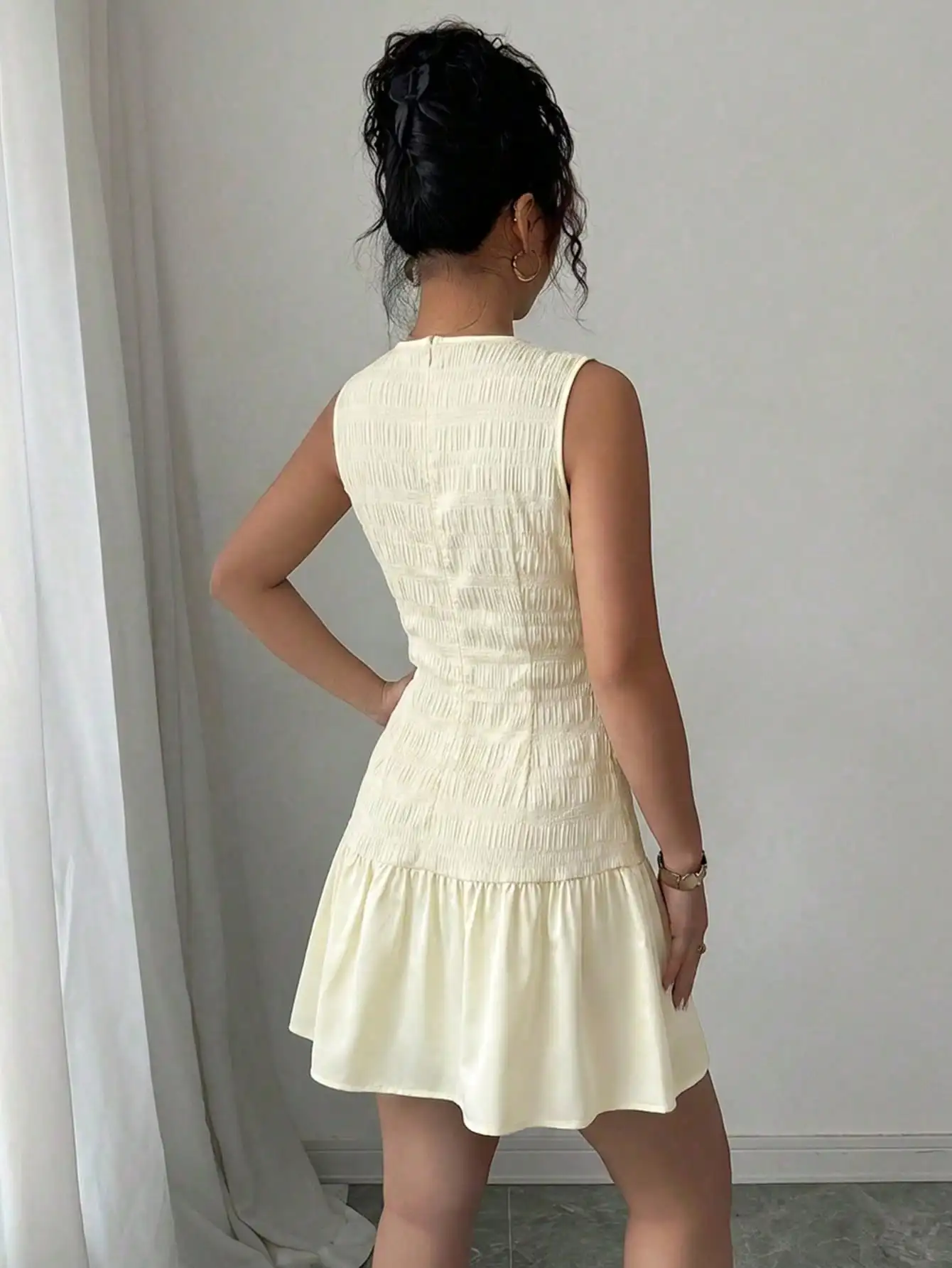 Cremefarbenes ärmelloses Smock-Minikleid für Damen, Rundhalsausschnitt, figurbetont und ausgestellt, lässiges Sommerkleid. – Detail 2