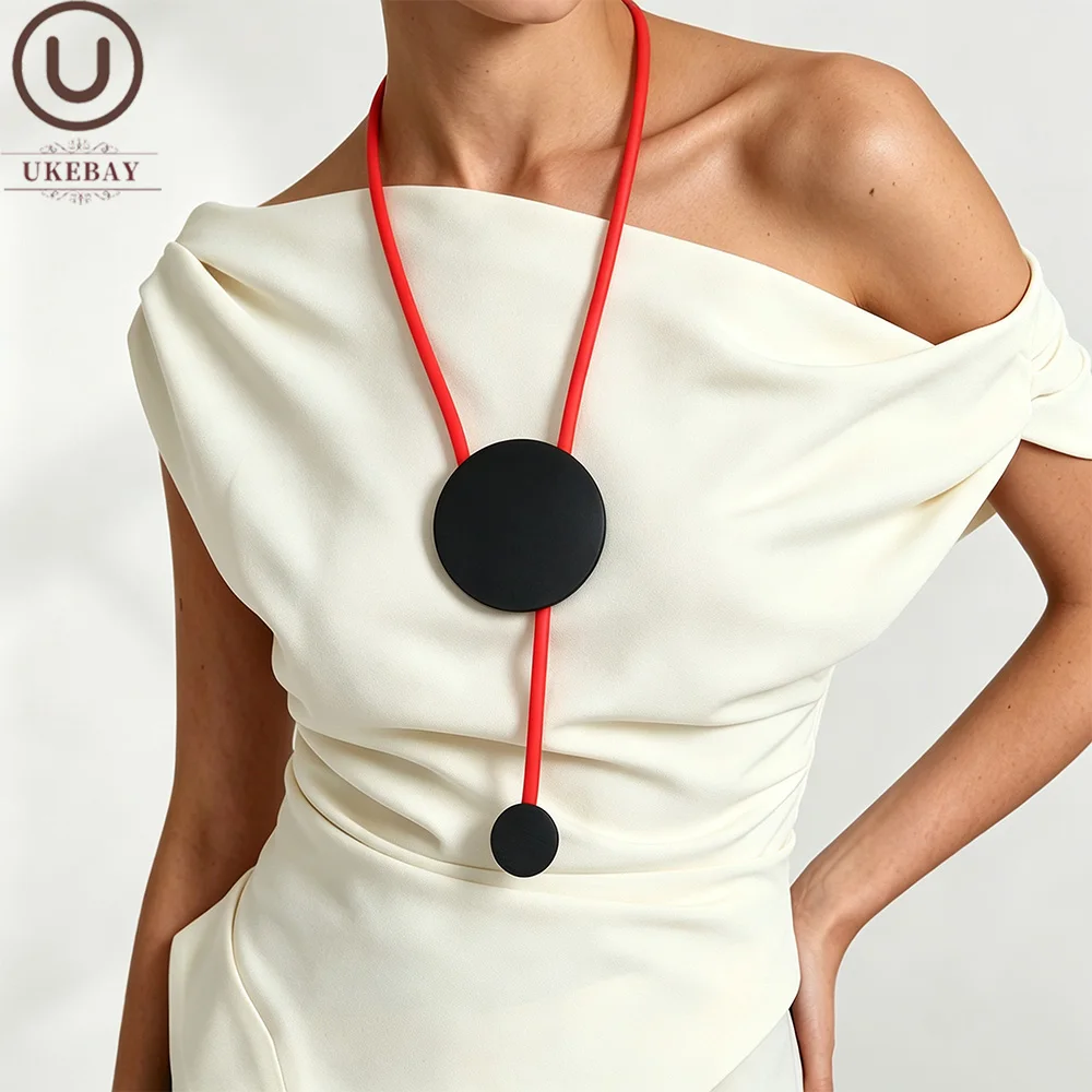 UKEBAY Minimalistische Halskette mit Kreisanhänger aus Gummi, moderne, minimalistische, leichte Mode-Schmuck-Halskette, Festival-Geschenk, Halskette für den täglichen Gebrauch – Detail 1