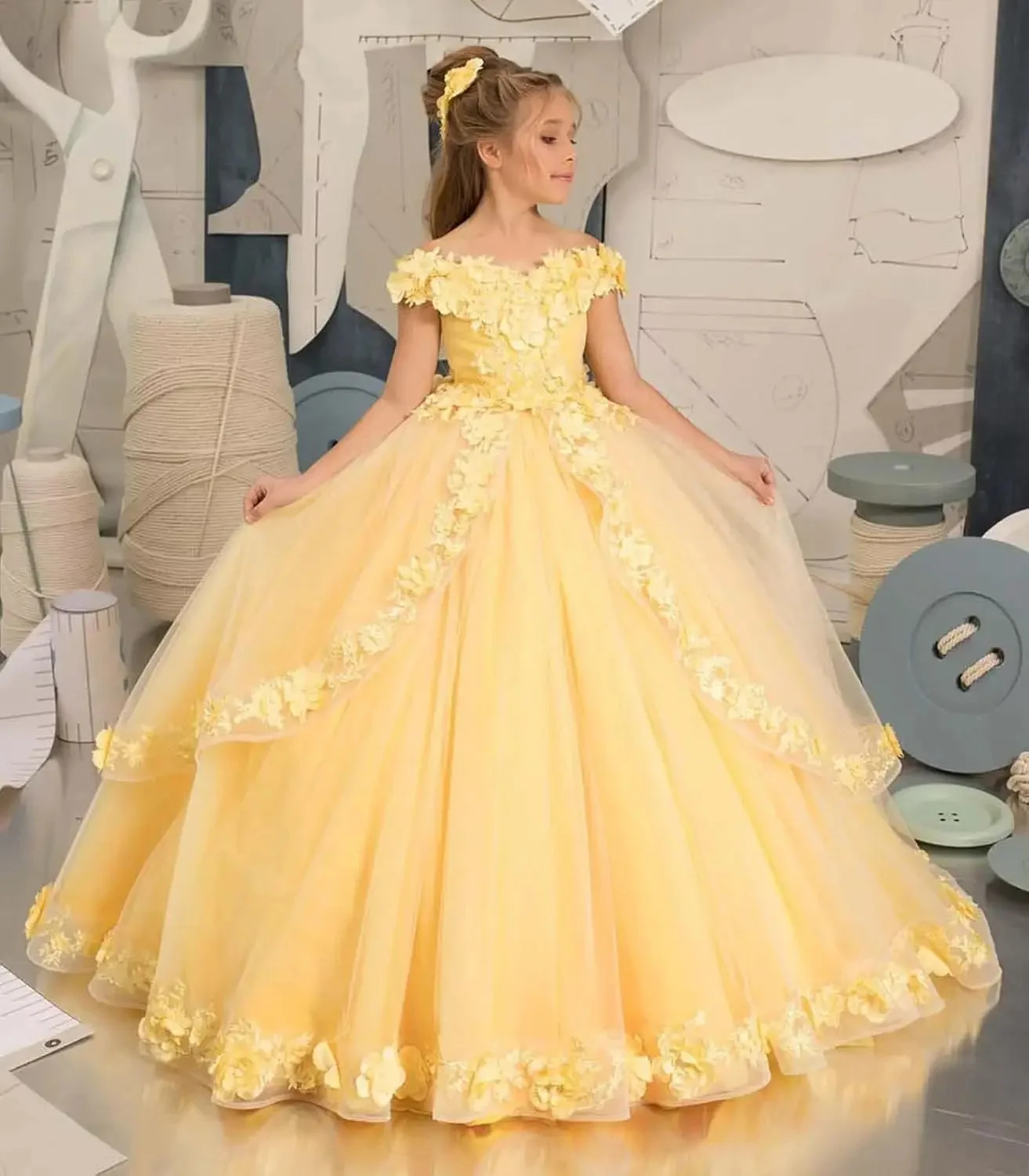 فستان فتاة الزهور للأميرة الصفراء لحفلات الزفاف بدون أكتاف مزين بالتول للأطفال وحفلات أعياد الميلاد الأولى مخصص