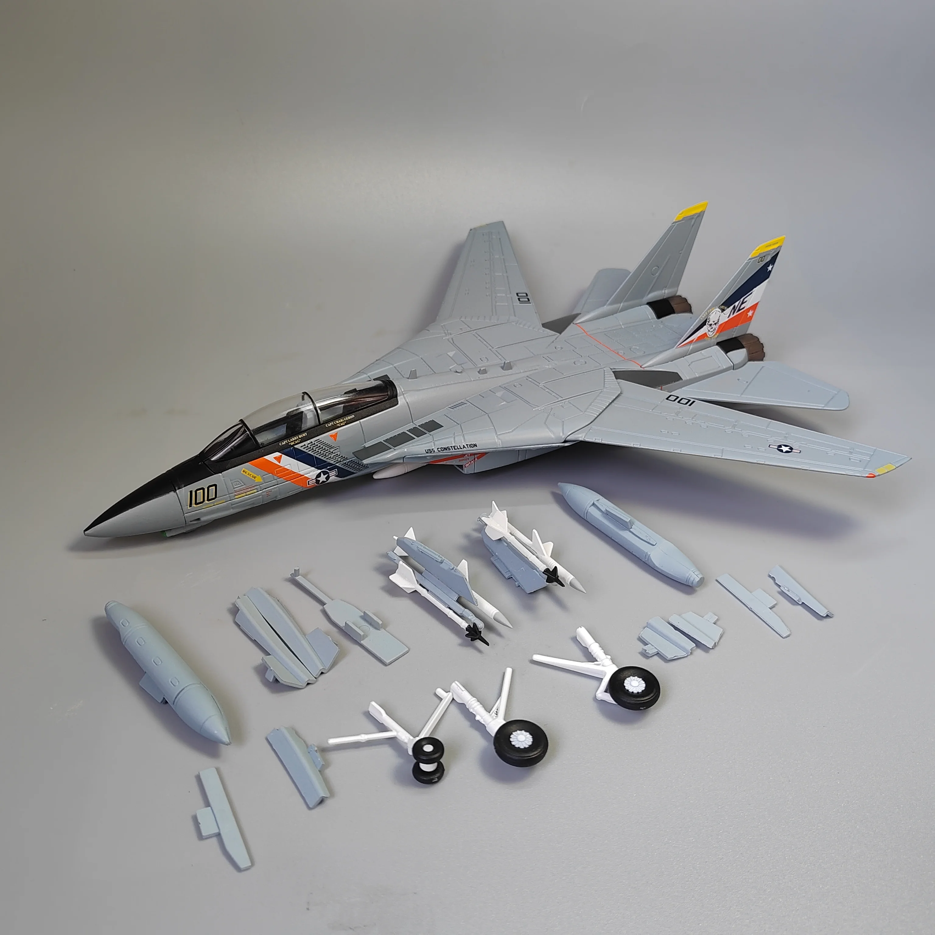 

Diecast 1:72 Scale F14A Tomcat Carrier-based Fighter Bounty Hunter Squadron Collectible Toy Gift Souvenir Display Ornament