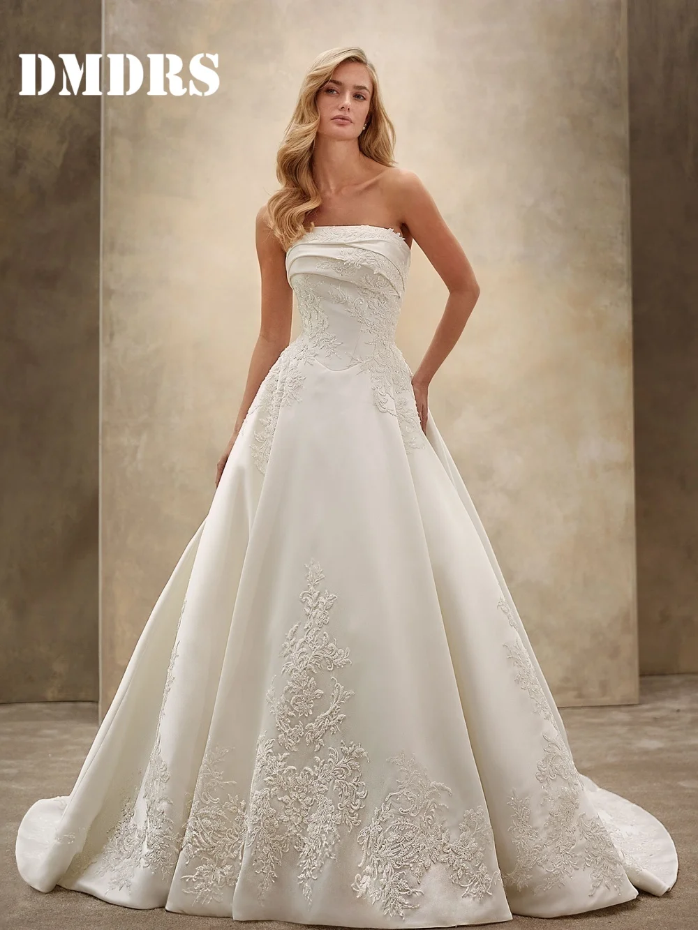 Elegante Brautkleider mit 3D-Blumen, romantische trägerlose Brautkleider, stilvolle bodenlange Brautkleider aus Satin, Vestidos De Novia