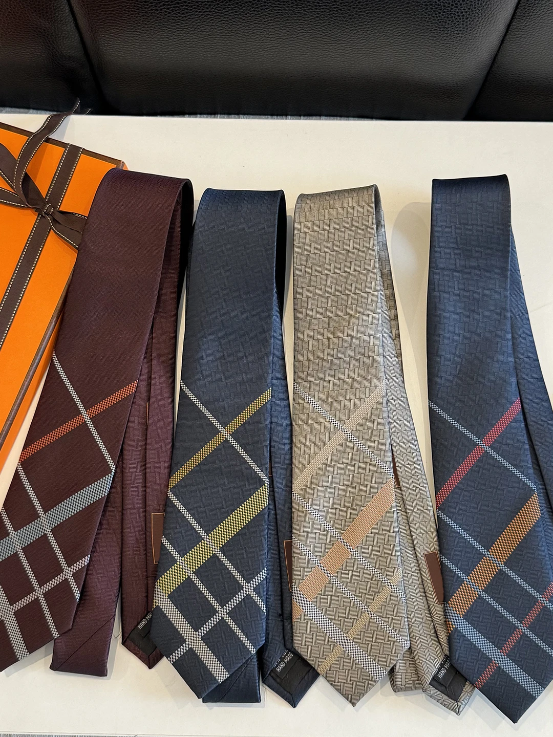cravate-en-soie-pour-homme-faite-a-la-main-texture-luxueuse-motif-cache-imprime-style-decontracte-et-professionnel-design-simple-et-polyvalent-ideale-pour-entretien-reunion-mariage