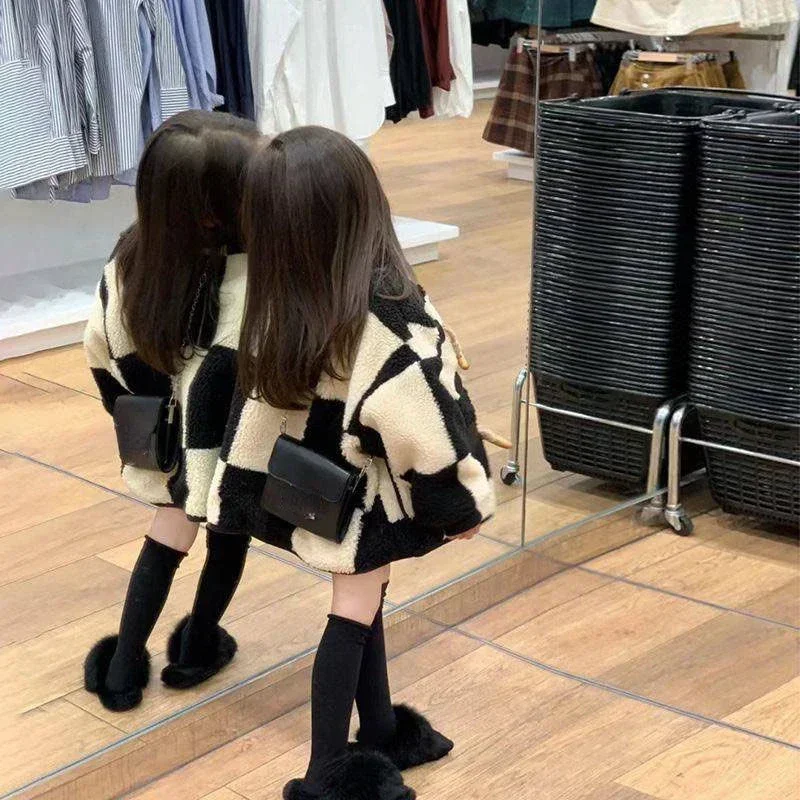 

Пальто для девочек, новое зимнее пальто из овечьей шерсти, стильное и толстое пальто из воловьей кожи на пуговицах, плюшевое пальто в шахматном порядке