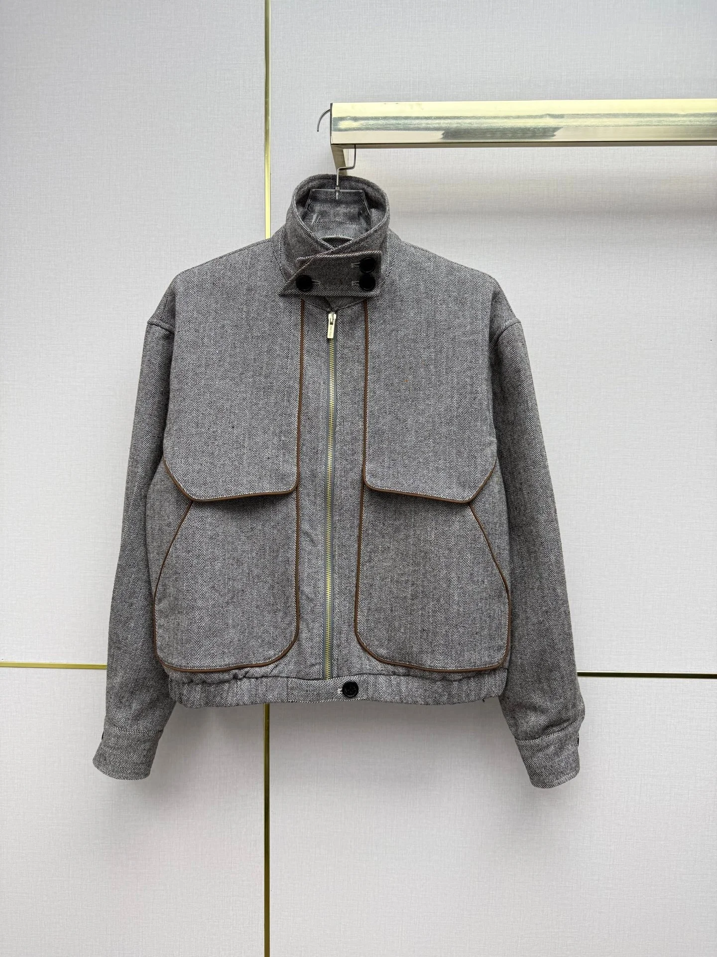 26 Autumn New Herringbone Pattern Short-Sleeved Coat with Large Pouch and Contrasting Edge Trimming on the Hems; Coat