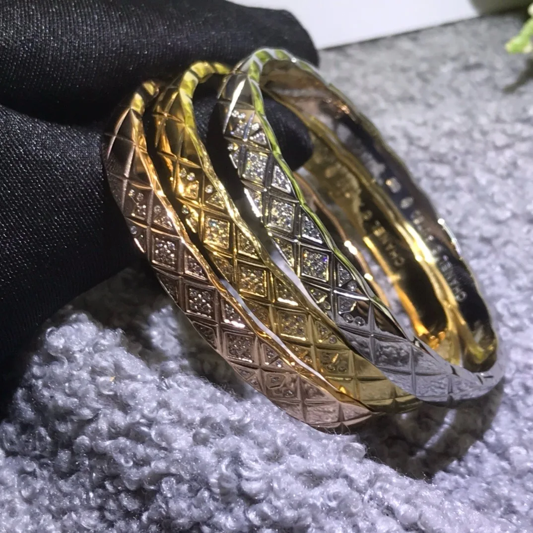 

The 2025 new high-version Xiangjia diamond-shaped diamond bracelet for women is exquisitely crafted with CNC precision engraving