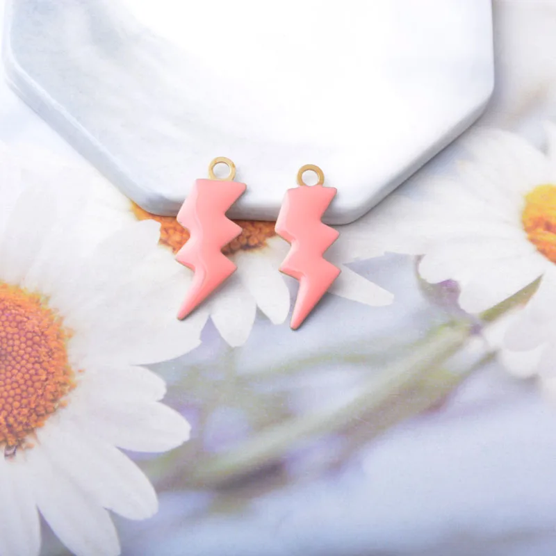 10 Stück, beidseitig mit Emaille verzierte Blitzanhänger, Kupfer, mit Öltropfen-Optik, zum Basteln von Schmuck, Ohrringen und Halsketten. – Detail 5