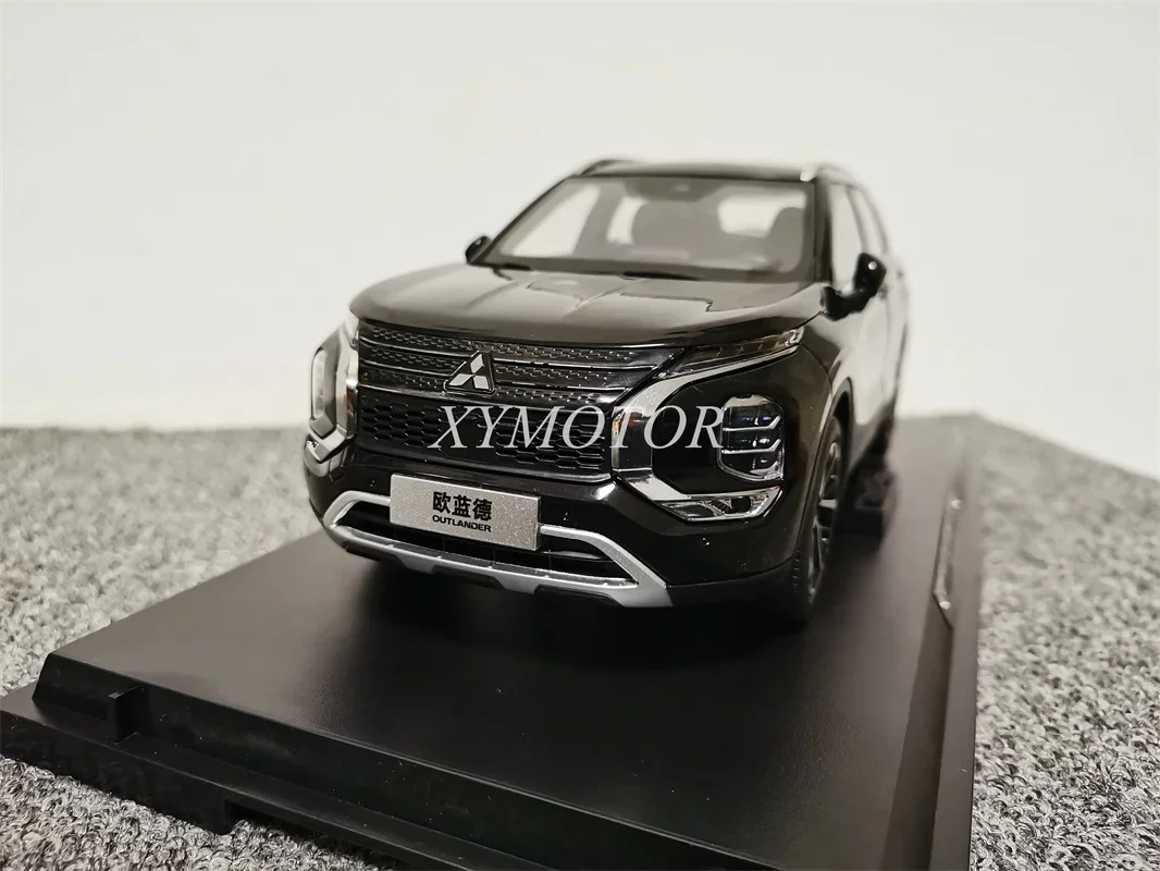 Modèle de voiture en métal moulé sous pression pour Mitsubishi Outlander SUV 1/18, cadeaux de jouets, affichage de passe-temps, ornements de collection blancs et noirs, nouveau, 2023