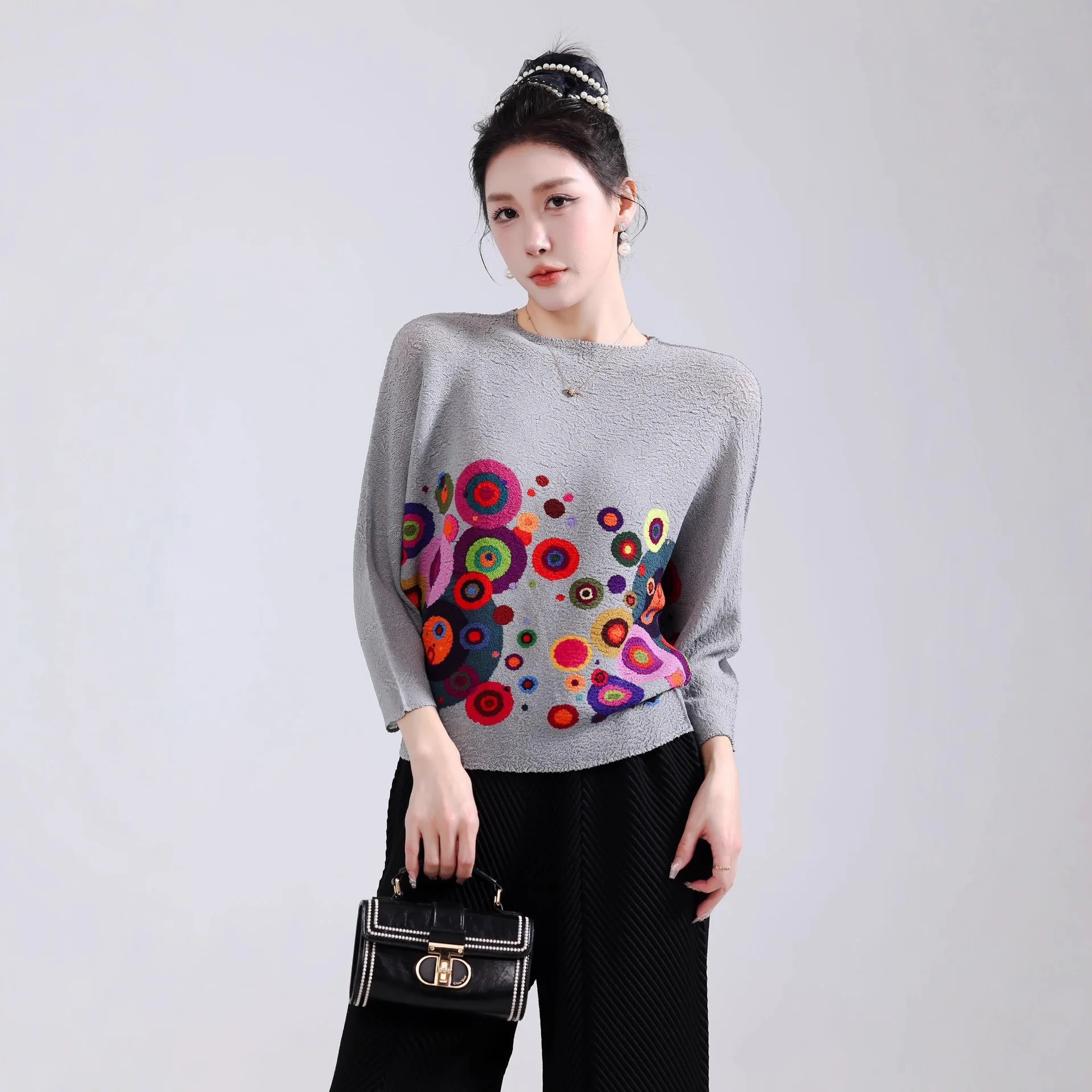 

Плиссированный топ Miyake для женщин, осень 2023, новинка осени с круглым вырезом и длинными рукавами, плиссированная губчатая повседневная универсальная футболка, пуловер