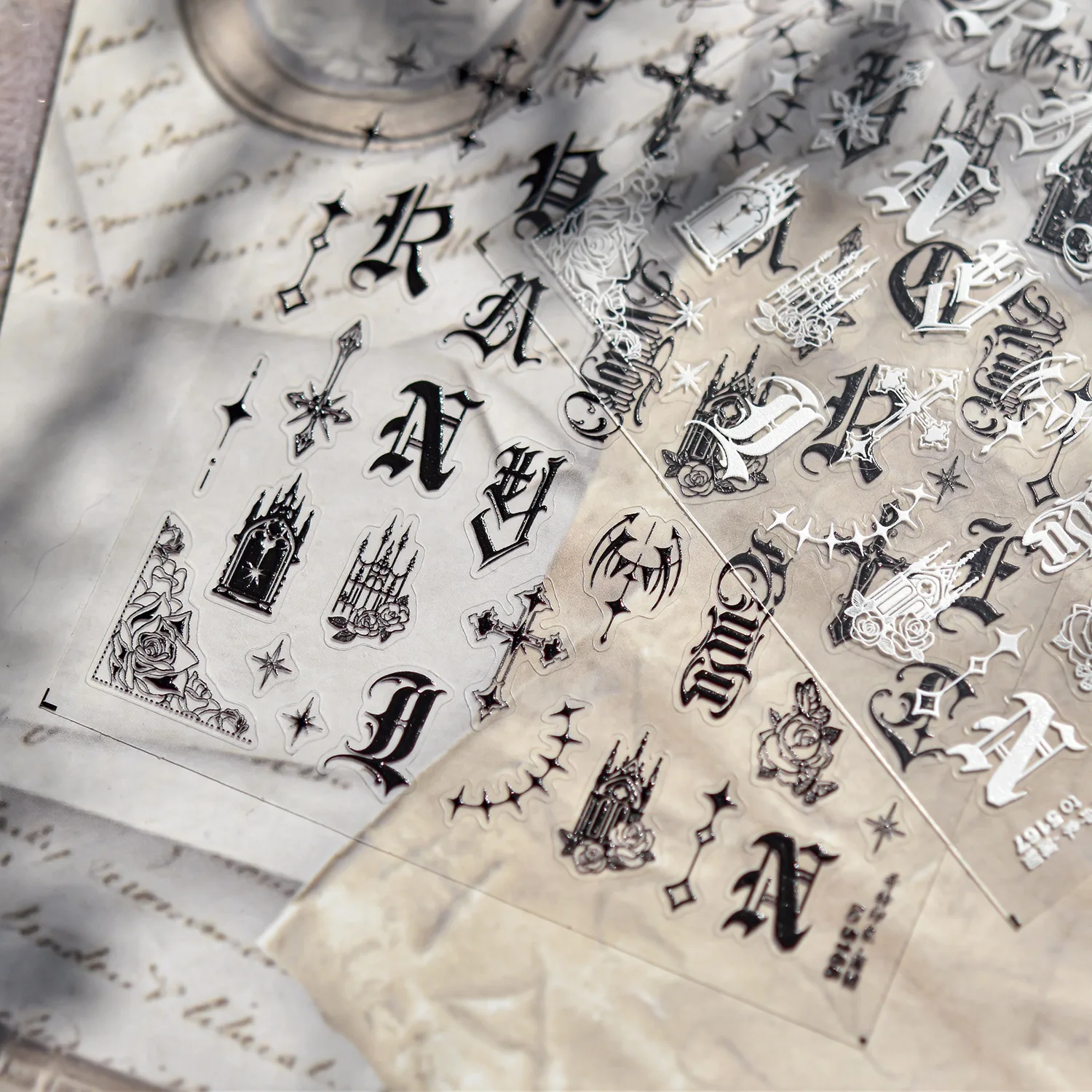 Gli adesivi per nail art sottili e resistenti Impressione gotica scura Unghie autoadesive Decorazioni 3D Adesivi per unghie retrò fai da te