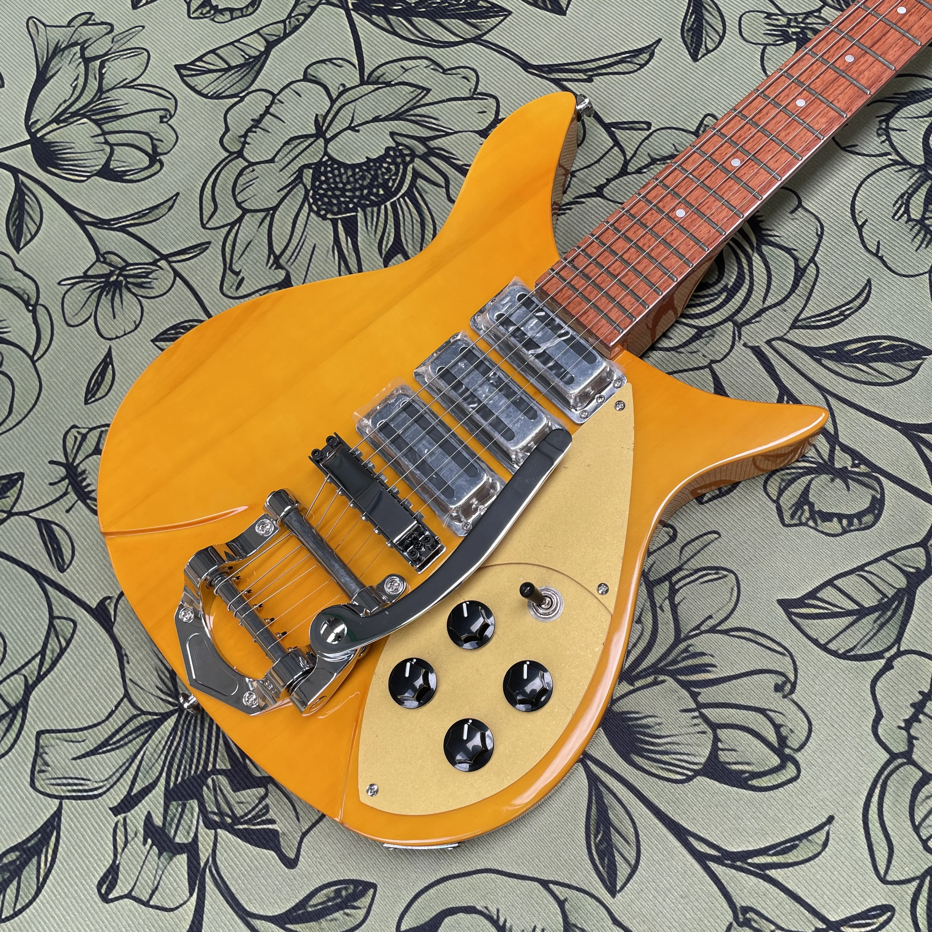 

Orange-yellow retro 6-string electric guitar, three pickup chrome hardware guitars, performance collection electric guitarra
