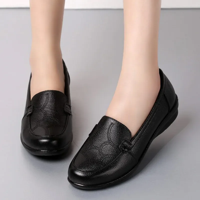 BEYARNEWomen shoes Spring soft soled mother black single shoes leather non-slip casual comfortable middle-aged ladies flat shoes