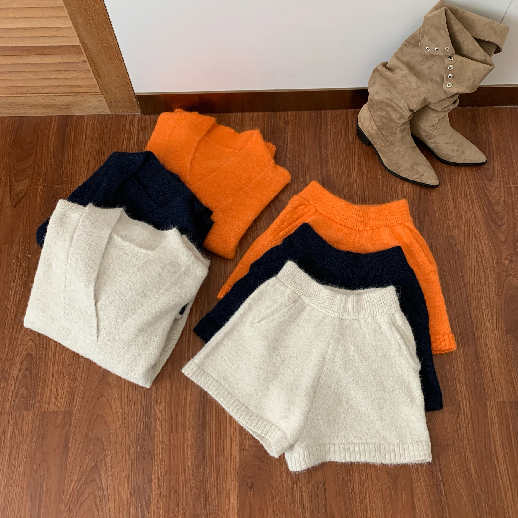 Женский повседневный вязаный шортовый костюм из двух предметов, женский весенне-осенний однотонный свободный пуловер с v-образным вырезом и длинными рукавами + шорты