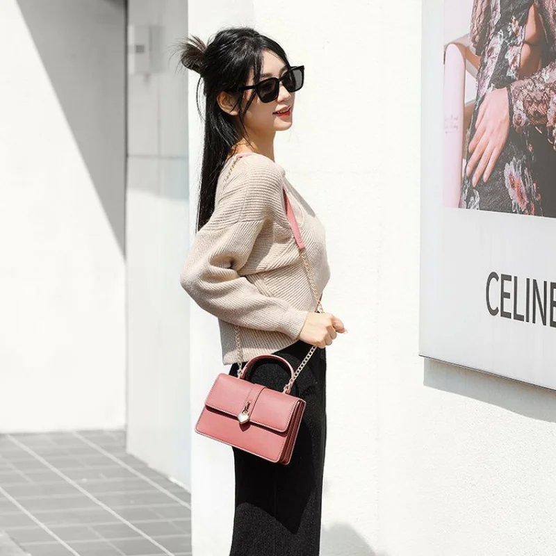 

High-End Women's Messenger Bag Made Of Grained Leather Boasting Paris Style And High-End Commuter Vintage Look ​