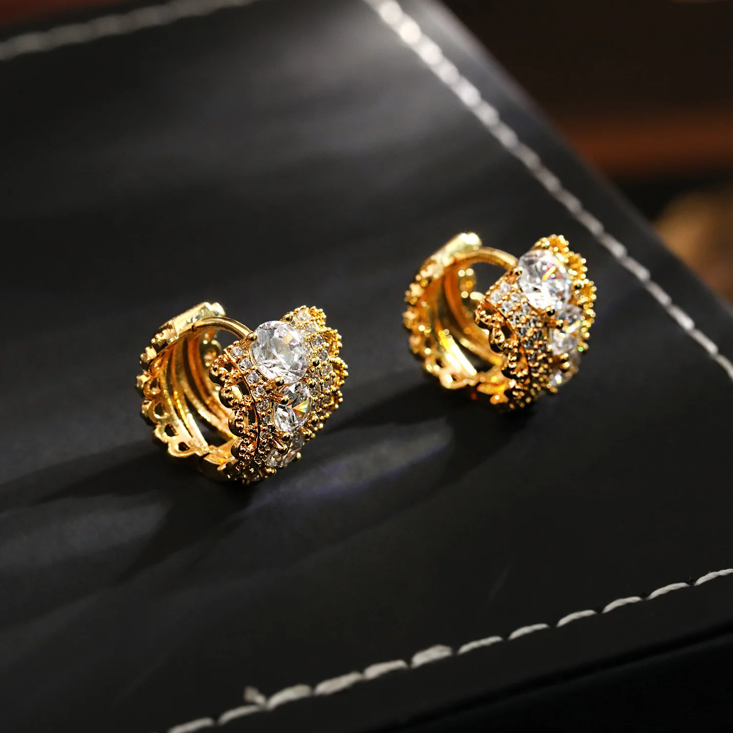 High Quality Women Cuff Earrings Micro Paved Zircon Small Luxury Style Rotating Fortune Floral Edge Earrings Jewelry Wholesale