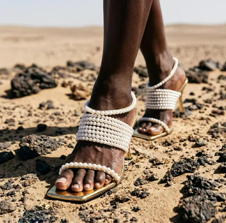 Sandalias de tacón de 9 cm con correa de cadena de perlas brillantes y punta cuadrada abierta para mujer, zapatos de fiesta de cuero dorado con brillo para vestido de noche
