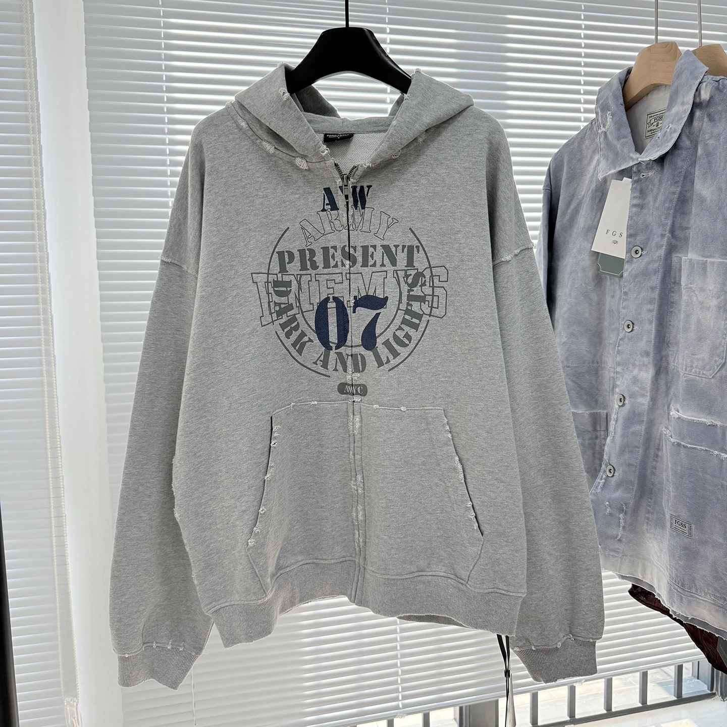 

Высококачественная винтажная толстовка с капюшоном на молнии, с рваным буквенным принтом, свободного кроя, из хлопка, с длинными рукавами, модная повседневная верхняя одежда