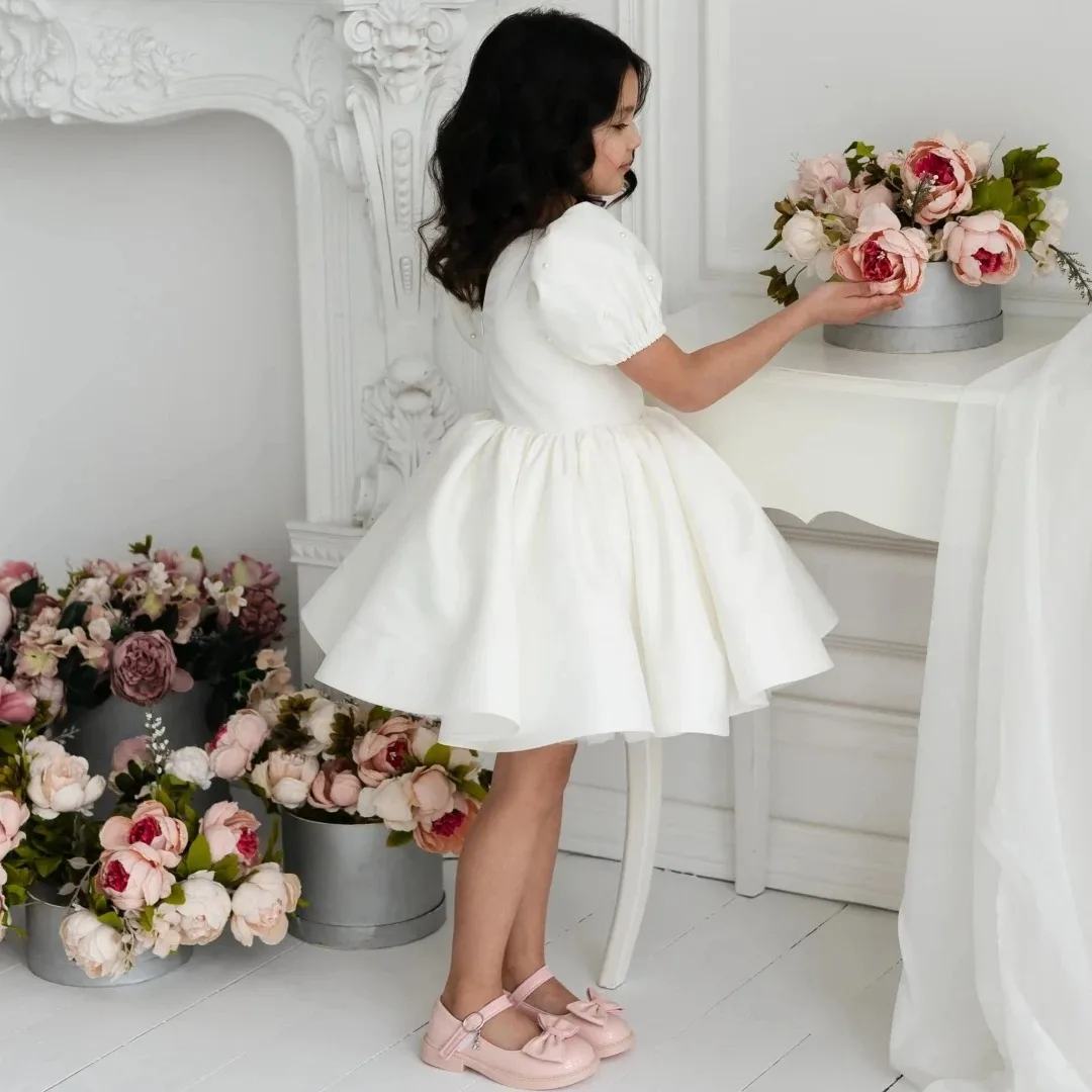 결혼식을위한 흰색 꽃 소녀 드레스 짧은 소매 무릎 길이 소녀 가운 사진 촬영 첫 성찬식 가운 맞춤형