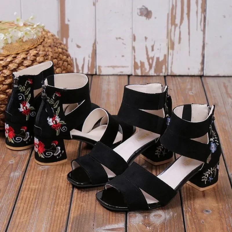 

XIHAHA/Новые летние сандалии, женские массивные сандалии с вышивкой в стиле ретро, модные женские сандалии на массивном каблуке для девочек, обувь для танцев